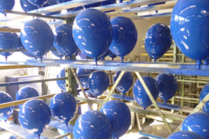 Kunststofflackierung Ballons Messebau blau