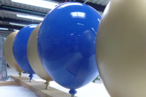 Kunststofflackierung Ballons Messebau blau gold