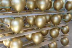Kunststofflackierung Ballons Messebau gold